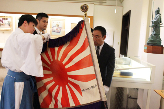 2012年 靖国神社「遊就館」様のご協力を得て、採寸を行い、軍旗の復元を行う様子