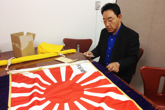 2012年 靖国神社「遊就館」様のご協力を得て、採寸を行い、軍旗の復元を行う様子